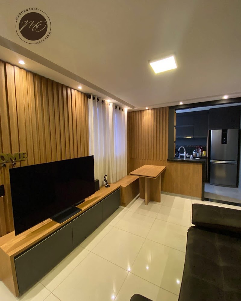 Sala planejada com painel ripado e móvel para televisão